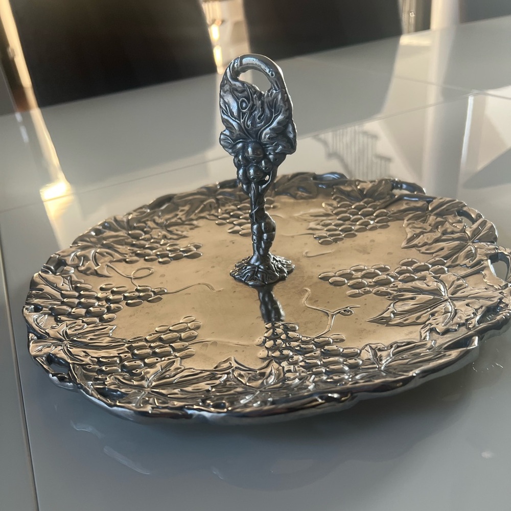 Arthur court grape treat/appetizer holder